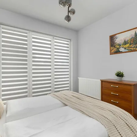 White With Balcony Near Centre Of By Renters Διαμέρισμα