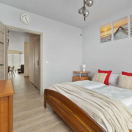 White With Balcony Near Centre Of By Renters Διαμέρισμα *