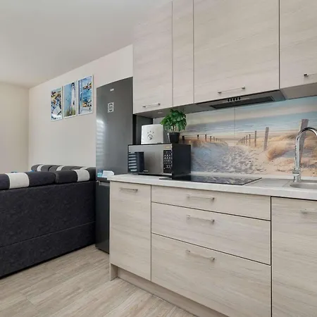 White With Balcony Near Centre Of By Renters Διαμέρισμα