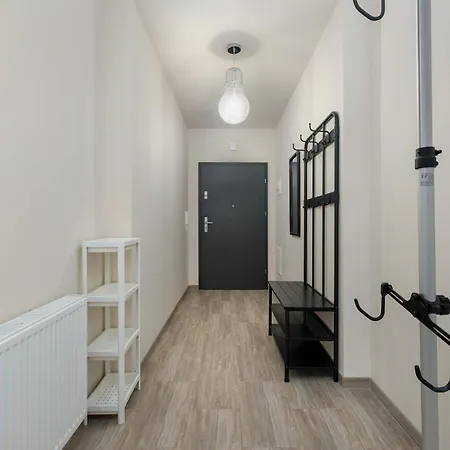 Διαμέρισμα White With Balcony Near Centre Of By Renters