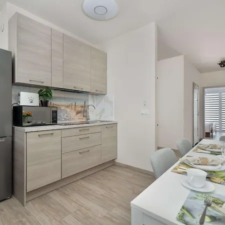 Διαμέρισμα White With Balcony Near Centre Of By Renters *