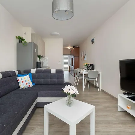 White With Balcony Near Centre Of By Renters *