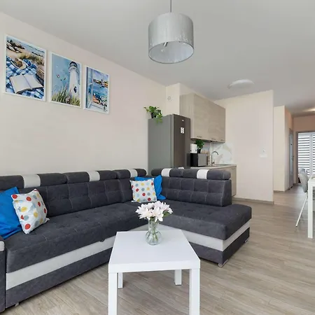 Διαμέρισμα White With Balcony Near Centre Of By Renters